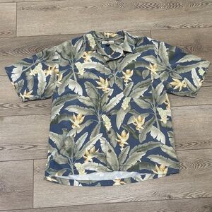 Tommy Bahama Hawaiian shirt in 100% silk. Men's L. Excellent condition. Aloha!